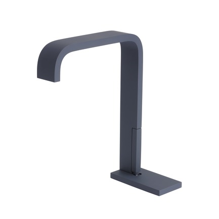 Dossier de presse | 2505-01 - Communiqué de presse | Innovative Belgian Faucet Design - Co.Studio - Produit - Bathroom faucet in matte blue<br> - Crédit photo : Bernard Gauthier<br>