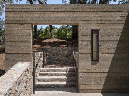 Dossier de presse | 2602-01 - Communiqué de presse | Walker Warner Architects Honored by AIA San Francisco for Quintessa Pavilions - Walker Warner Architects - Architecture commerciale - This detail of the concrete wall showcases the formwork's imprints. - Crédit photo : © Matthew Millman
