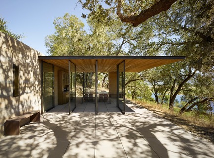 Dossier de presse | 2602-01 - Communiqué de presse | Walker Warner Architects Honored by AIA San Francisco for Quintessa Pavilions - Walker Warner Architects - Architecture commerciale - According to Walker Warner principal Mike McCabe, "Each pavilion is elegantly unobtrusive and offers a rustic yet refined experience evocative of picnicking with a bottle of wine under an oak tree."&nbsp; - Crédit photo : © Matthew Millman
