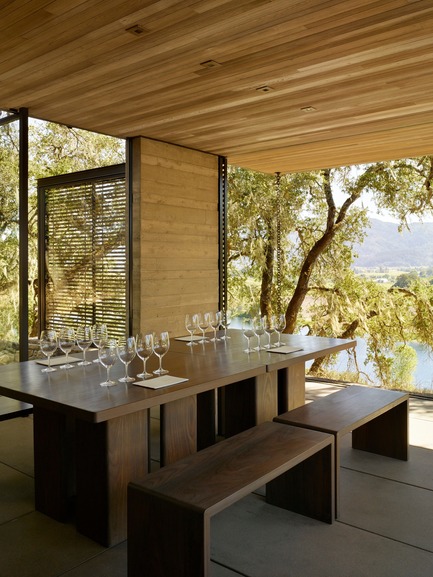 Dossier de presse | 2602-01 - Communiqué de presse | Walker Warner Architects Honored by AIA San Francisco for Quintessa Pavilions - Walker Warner Architects - Architecture commerciale - Maca Huneeus of Maca Huneeus Design seved as the interior designer on the project and custom-made the table and bench using FSC-certified Afromosia wood. - Crédit photo : © Matthew Millman