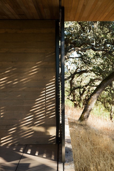 Dossier de presse | 2602-01 - Communiqué de presse | Walker Warner Architects Honored by AIA San Francisco for Quintessa Pavilions - Walker Warner Architects - Architecture commerciale - Carefully selected materials help the building feel as if it grew from the land.&nbsp; - Crédit photo : © Matthew Millman