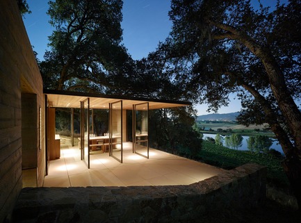 Dossier de presse | 2602-01 - Communiqué de presse | Walker Warner Architects Honored by AIA San Francisco for Quintessa Pavilions - Walker Warner Architects - Architecture commerciale - Key to the special experience is that guests are immersed in the landscape and surrounded by the vines that produced the actual wine that they are tasting. - Crédit photo : © Matthew Millman