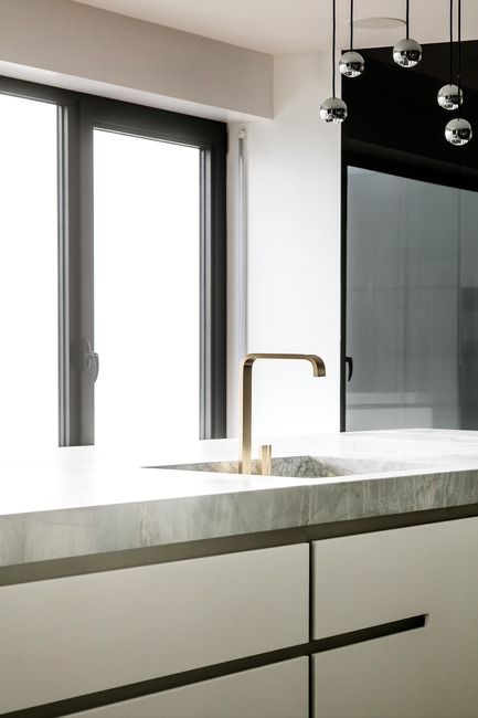 Dossier de presse | 2505-01 - Communiqué de presse | Innovative Belgian Faucet Design - Co.Studio - Produit - Andrew kitchen faucet in brass  - Crédit photo : Thomas De Bruyne