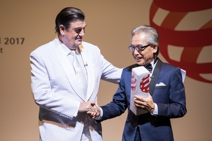 Press kit | 1696-18 - Press release | Red Dot Gala 2017: The Best Designers and Manufacturers of the Year Were Recognised - Red Dot Award - Competition - Prof. Dr. Peter Zec, Red Dot CEO and host of the evening, together with juror Simon Ong - Photo credit: Red Dot<br>
