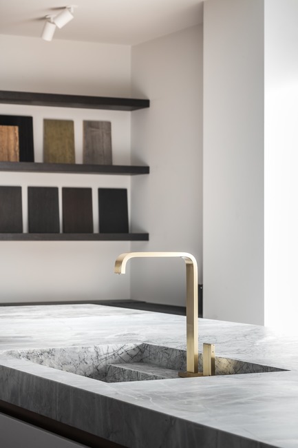 Dossier de presse | 2505-01 - Communiqué de presse | Innovative Belgian Faucet Design - Co.Studio - Produit - Andrew kitchen faucet in brass - Crédit photo : Thomas De Bruyne<br>