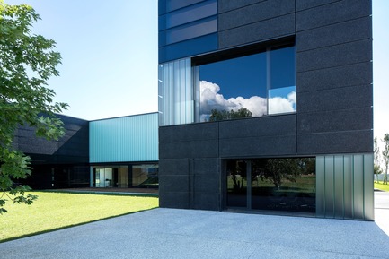 Dossier de presse | 2613-01 - Communiqué de presse | Faber Headquarters - GEZA - Gri e Zucchi architetti associati - Architecture industrielle -         Four different types of glass and five different types of concrete are used in the facade - Crédit photo : Massimo Crivellari