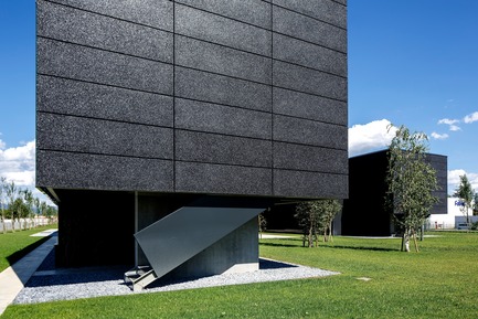 Dossier de presse | 2613-01 - Communiqué de presse | Faber Headquarters - GEZA - Gri e Zucchi architetti associati - Architecture industrielle -         The western head fronts accommodate fire-exit stairs - Crédit photo : Massimo Crivellari