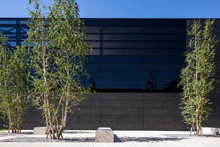 Dossier de presse | 2613-01 - Communiqué de presse | Faber Headquarters - GEZA - Gri e Zucchi architetti associati - Architecture industrielle -         The building is covered in a ventilated skin made of black concrete and black glass - Crédit photo : Massimo Crivellari