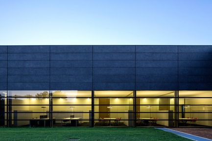 Dossier de presse | 2613-01 - Communiqué de presse | Faber Headquarters - GEZA - Gri e Zucchi architetti associati - Architecture industrielle -         The prefabricated concrete walls and the glazed front cells alike are horizontal, 4 meters wide and 70 centimeters high - Crédit photo : Massimo Crivellari