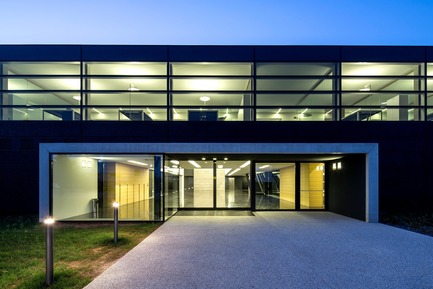 Dossier de presse | 2613-01 - Communiqué de presse | Faber Headquarters - GEZA - Gri e Zucchi architetti associati - Architecture industrielle -          The main entrance to the building  - Crédit photo : Massimo Crivellari