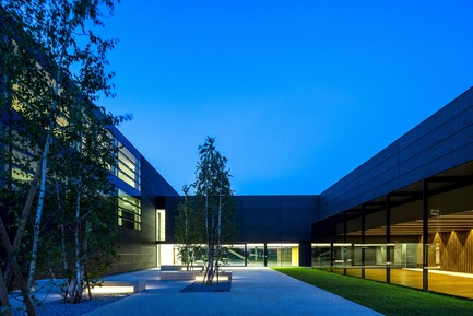 Dossier de presse | 2613-01 - Communiqué de presse | Faber Headquarters - GEZA - Gri e Zucchi architetti associati - Architecture industrielle -         The "hard" courtyard lined with trees and conceived as a living area - Crédit photo : Massimo Crivellari