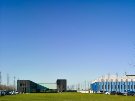 Dossier de presse | 2613-01 - Communiqué de presse | Faber Headquarters - GEZA - Gri e Zucchi architetti associati - Architecture industrielle - The building looks "small" compared to the surrounding industrial plants - Crédit photo : Massimo Crivellari