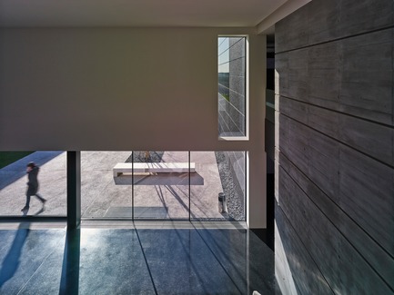Dossier de presse | 2613-01 - Communiqué de presse | Faber Headquarters - GEZA - Gri e Zucchi architetti associati - Architecture industrielle -         The central volume serves as hall/reception, waiting area and it connects the two green courtyards - Crédit photo : Massimo Crivellari