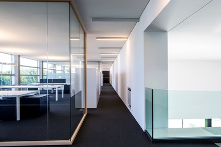 Dossier de presse | 2613-01 - Communiqué de presse | Faber Headquarters - GEZA - Gri e Zucchi architetti associati - Architecture industrielle -         The offices are enclosed with glassed partition walls - Crédit photo : Massimo Crivellari