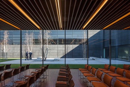 Dossier de presse | 2613-01 - Communiqué de presse | Faber Headquarters - GEZA - Gri e Zucchi architetti associati - Architecture industrielle -         The auditorium at the ground floor faces the "hard" courtyard - Crédit photo : Massimo Crivellari<br>