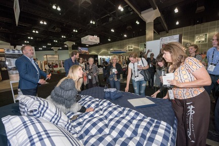 Dossier de presse | 2092-06 - Communiqué de presse | Dwell on Design Celebrates 12th Annual Year - Dwell on Design - Évènement + Exposition - First-time exhibitor Hästens showcases one of their luxury beds to media during the press tour. - Crédit photo : Mimi Teller