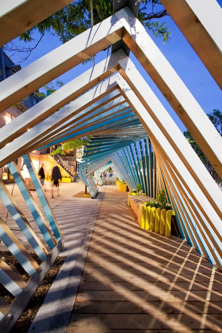 Dossier de presse | 2664-01 - Communiqué de presse | La Vague - Arcadia Studio - Design urbain - Un jeu d'ombres et lumières - Crédit photo : Alexandre Guilbeault