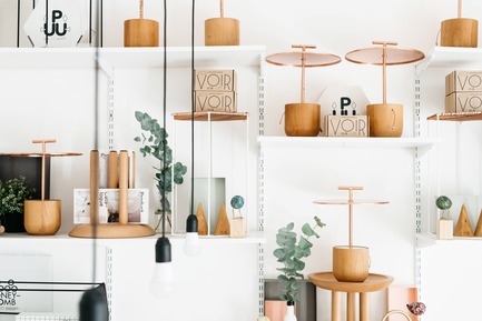 Press kit | 2498-01 - Press release | Small Studio With Great Love For Design - –Love, Ana. design studio - Lifestyle - Studio detail: Traveller Portable lamp display - Photo credit: Mateja Vrckovic