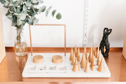 Press kit | 2498-01 - Press release | Small Studio With Great Love For Design - –Love, Ana. design studio - Lifestyle - VOIR marble jewelery holder - Photo credit: Mateja Vrckovic