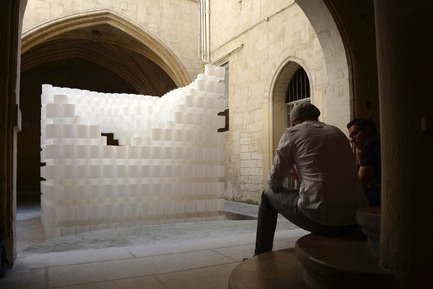 Press kit | 2711-01 - Press release | Paper Cloud - Studio 3A - Event + Exhibition - Stands in Courtyard - Photo credit: Studio 3A