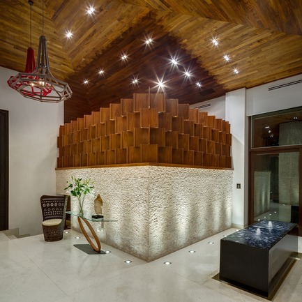 Dossier de presse | 1825-05 - Communiqué de presse | Casa SFA - Arqmov Workshop - Design d’intérieur commercial - Entrance - Crédit photo : Rafael Gamo