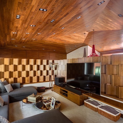 Dossier de presse | 1825-05 - Communiqué de presse | Casa SFA - Arqmov Workshop - Design d’intérieur commercial - Family room - Crédit photo : Rafael Gamo