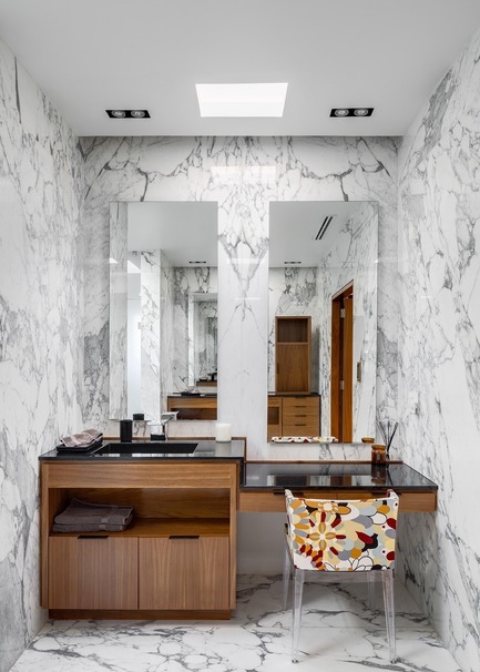 Dossier de presse | 1825-05 - Communiqué de presse | Casa SFA - Arqmov Workshop - Design d’intérieur commercial - Main Bathroom - Crédit photo : Rafael Gamo