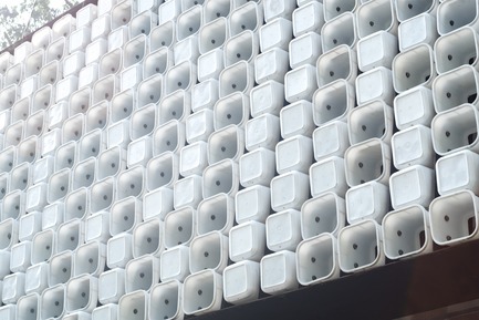 Dossier de presse | 2560-01 - Communiqué de presse | ‘Microlibrary Bima’: 2000-Ice-Cream-Bucket-Project - SHAU - Architecture institutionnelle - Upcycling 2000 ice cream buckets for the facade - Crédit photo : Sanrok studio/ SHAU