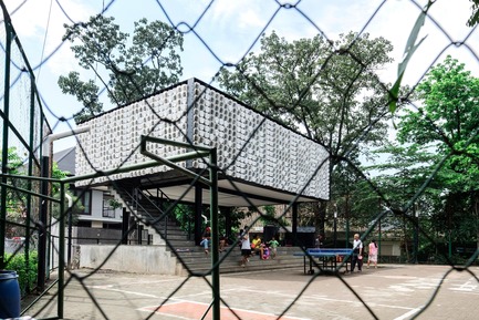 Dossier de presse | 2560-01 - Communiqué de presse | ‘Microlibrary Bima’: 2000-Ice-Cream-Bucket-Project - SHAU - Architecture institutionnelle - Community activities take place daily around and under the floating box of Microlibrary Bima - Crédit photo : Sanrok studio/ SHAU