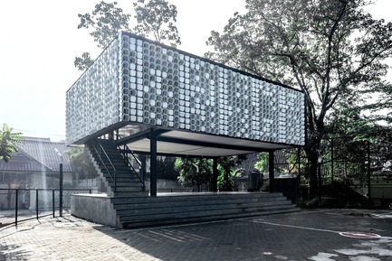 Dossier de presse | 2560-01 - Communiqué de presse | ‘Microlibrary Bima’: 2000-Ice-Cream-Bucket-Project - SHAU - Architecture institutionnelle - Microlibrary Bima: the first pilot of 100 Microlibraries program by SHAU - Crédit photo : Sanrok studio/ SHAU