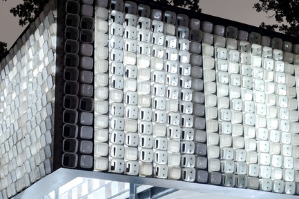 Dossier de presse | 2560-01 - Communiqué de presse | ‘Microlibrary Bima’: 2000-Ice-Cream-Bucket-Project - SHAU - Architecture institutionnelle - Glowing ice cream bucket facade in the evening - Crédit photo : Sanrok studio/ SHAU