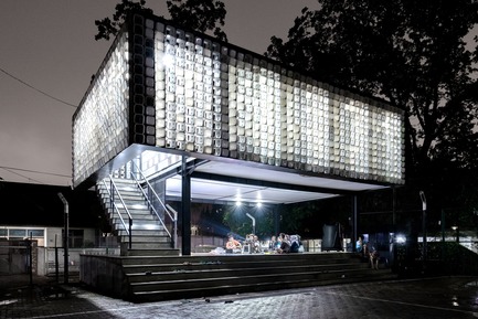 Dossier de presse | 2560-01 - Communiqué de presse | ‘Microlibrary Bima’: 2000-Ice-Cream-Bucket-Project - SHAU - Architecture institutionnelle - HIghschoolers doing homework together at Microlibrary Bima - Crédit photo : Sanrok studio/ SHAU