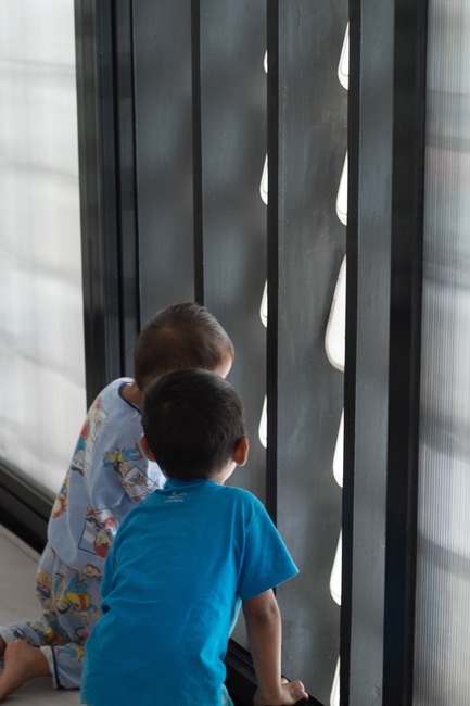 Dossier de presse | 2560-01 - Communiqué de presse | ‘Microlibrary Bima’: 2000-Ice-Cream-Bucket-Project - SHAU - Architecture institutionnelle - Children looking out through the ice cream bucket facade of Microlibrary Bima - Crédit photo : Sanrok studio/ SHAU
