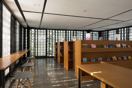 Dossier de presse | 2560-01 - Communiqué de presse | ‘Microlibrary Bima’: 2000-Ice-Cream-Bucket-Project - SHAU - Architecture institutionnelle - The interior of Microlibrary Bima: optimal ventilation, plenty of natural light - Crédit photo : Sanrok studio/ SHAU