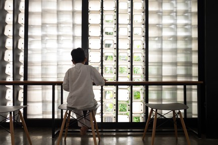 Dossier de presse | 2560-01 - Communiqué de presse | ‘Microlibrary Bima’: 2000-Ice-Cream-Bucket-Project - SHAU - Architecture institutionnelle - Inside the Microlibrary Bima with natural light - Crédit photo : Sanrok studio/ SHAU