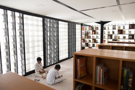 Dossier de presse | 2560-01 - Communiqué de presse | ‘Microlibrary Bima’: 2000-Ice-Cream-Bucket-Project - SHAU - Architecture institutionnelle - Children reading inside Microlibrary Bima - Crédit photo : Sanrok studio/ SHAU