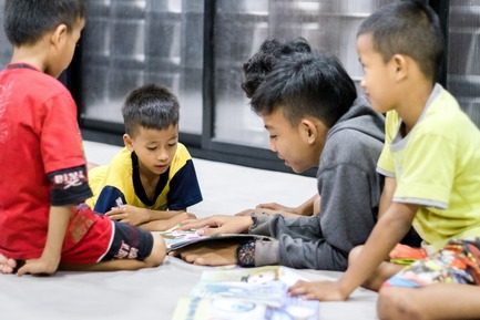 Dossier de presse | 2560-01 - Communiqué de presse | ‘Microlibrary Bima’: 2000-Ice-Cream-Bucket-Project - SHAU - Architecture institutionnelle - Children reading together inside Microlibrary Bima - Crédit photo : Sanrok studio/ SHAU