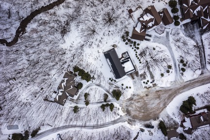 Dossier de presse | 1728-01 - Communiqué de presse | Alta Chalet - Akb Architects - Architecture résidentielle - Ariel of the chalet from above - Crédit photo : Sky Guys