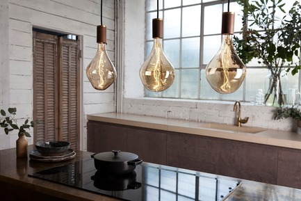 Press kit | 2176-04 - Press release | designjunction Sets the Bar for Ground-Breaking Installations and Collaborative Projects this September - designjunction - Event + Exhibition - DESIGNJUNCTION_LONDON_TALA_VORONOI II BULB &amp; WALNUT PENDANT - Photo credit: As Above