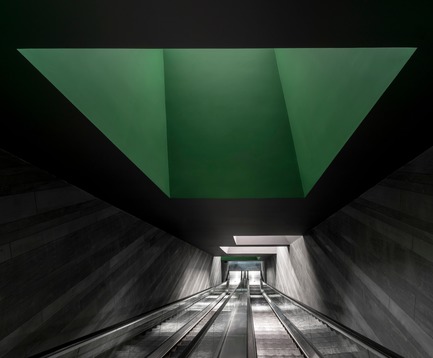 Dossier de presse | 1279-01 - Communiqué de presse | The HUB Performance and Exhibition Center - Neri&Hu Design and Research Office - Architecture commerciale - Escalator Tunnel - Crédit photo : Dirk Weiblen