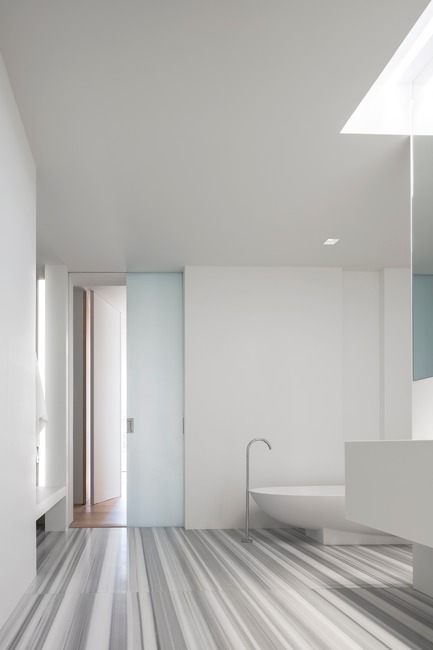 Dossier de presse | 2257-02 - Communiqué de presse | Photographer's Loft - Desai Chia Architecture PC - Design d’intérieur résidentiel - Master bathroom. - Crédit photo : Paul Warchol