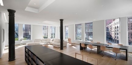 Dossier de presse | 2257-02 - Communiqué de presse | Photographer's Loft - Desai Chia Architecture PC - Design d’intérieur résidentiel - Kitchen view towards the living room. - Crédit photo : Paul Warchol 