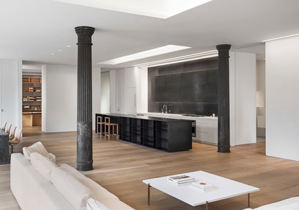 Dossier de presse | 2257-02 - Communiqué de presse | Photographer's Loft - Desai Chia Architecture PC - Design d’intérieur résidentiel - Living room view towards the kitchen. - Crédit photo : Paul Warchol 