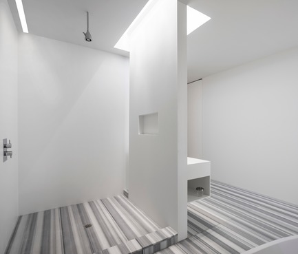Dossier de presse | 2257-02 - Communiqué de presse | Photographer's Loft - Desai Chia Architecture PC - Design d’intérieur résidentiel - Master bathroom shower. - Crédit photo : Paul Warchol 