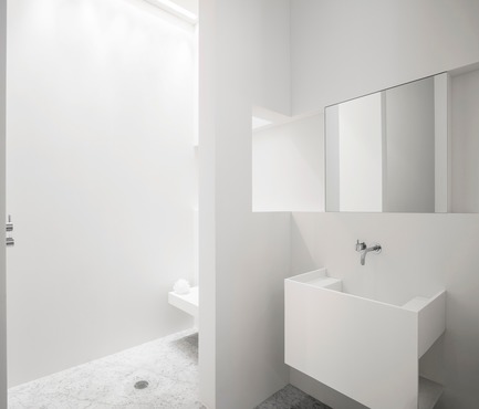 Dossier de presse | 2257-02 - Communiqué de presse | Photographer's Loft - Desai Chia Architecture PC - Design d’intérieur résidentiel - Guest bathroom. - Crédit photo : Paul Warchol 