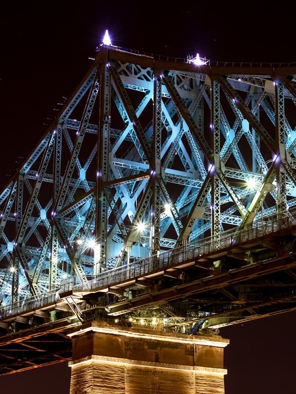 Dossier de presse | 1089-02 - Communiqué de presse | Illumination du pont Jacques-Cartier | Le pont le plus connecté au monde - Moment Factory - Design multimédia - Illumination interactive du pont Jacques-Cartier_Connexions vivantes - Crédit photo : Moment Factory