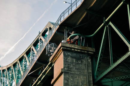 Dossier de presse | 1089-02 - Communiqué de presse | Illumination du pont Jacques-Cartier | Le pont le plus connecté au monde - Moment Factory - Design multimédia - Illumination interactive du pont Jacques-Cartier_En construction - Crédit photo : Moment Factory