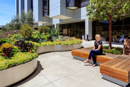 Dossier de presse | 2757-01 - Communiqué de presse | AHBE Landscape Architects Unveils Healing Gardens for Cedars-Sinai Medical Center - AHBE Landscape Architects - Architecture de paysage - Crédit photo : @heliphoto.net