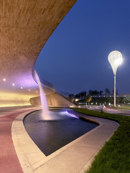 Dossier de presse | 2404-02 - Communiqué de presse | Oxygen Park, Education City, Doha - Qatar Foundation, AECOM - Architecture institutionnelle - Covered Walkway - Water Cascade - Crédit photo : Markus Elblaus