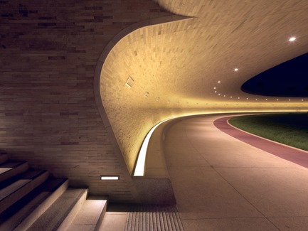 Dossier de presse | 2404-02 - Communiqué de presse | Oxygen Park, Education City, Doha - Qatar Foundation, AECOM - Architecture institutionnelle - Covered Walkway - Entrance Stair - Crédit photo : Markus Elblaus